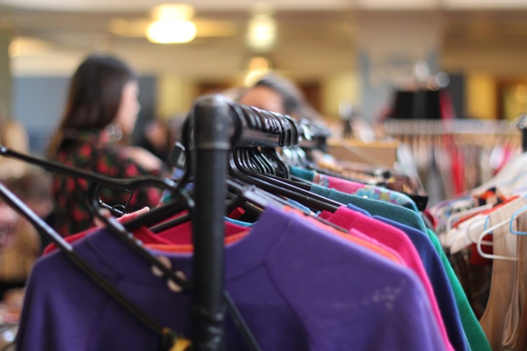 people-sitting-on-chair-in-restaurant-qe-xvjhqywa